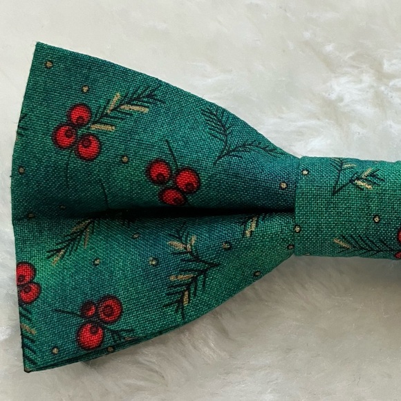 Pet Bowtie in a Green Christmas Holly - Picture 2 of 12